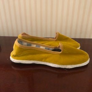 NWOT Piedaterre Authentic Venetian Gold Velvet Furlane Slippers